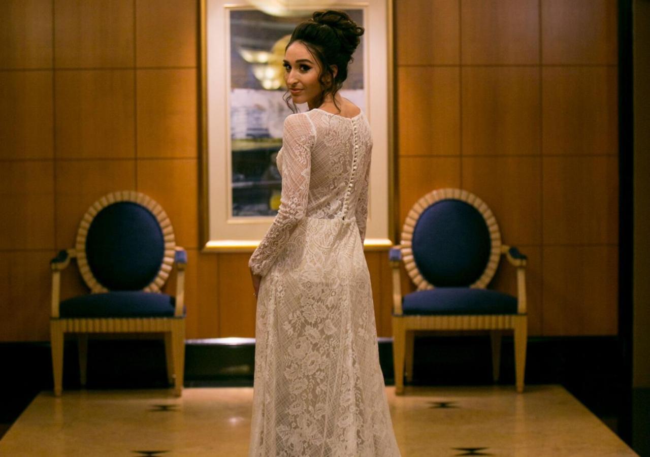 Duxton Hotel Perth Exterior foto A woman wearing a white dress