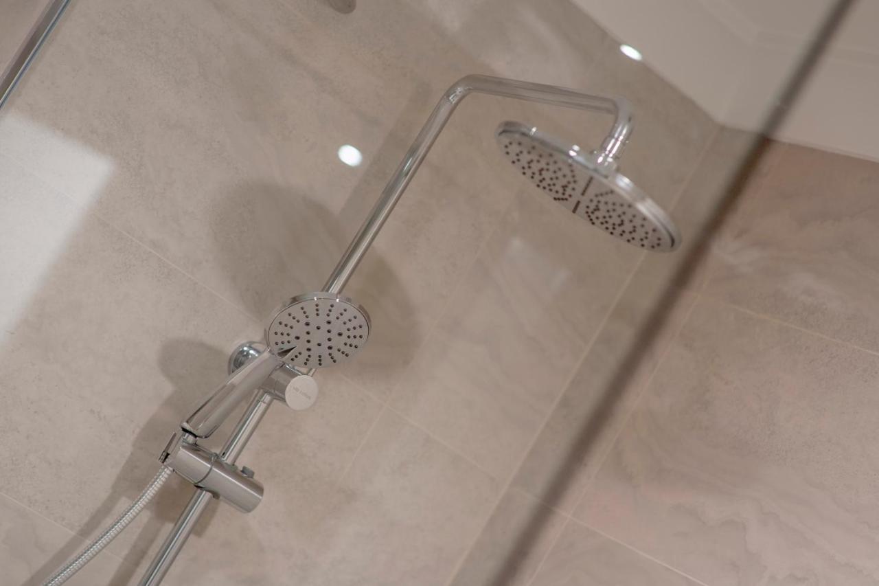 Duxton Hotel Perth Exterior foto A shower